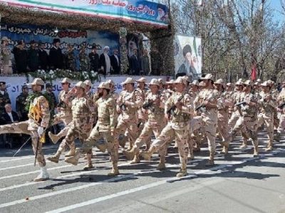 رژه نیرو‌های مسلح به مناسبت روز ارتش در اردبیل برگزار شد