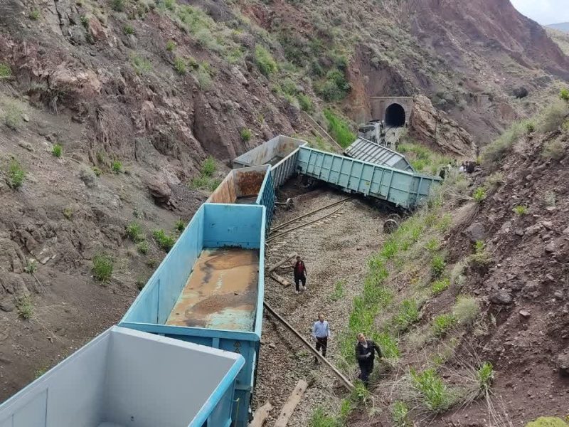 بر اثر خروج قطاری باری ایران به ترکیه ۹ واگن قطار خسارت دیدند