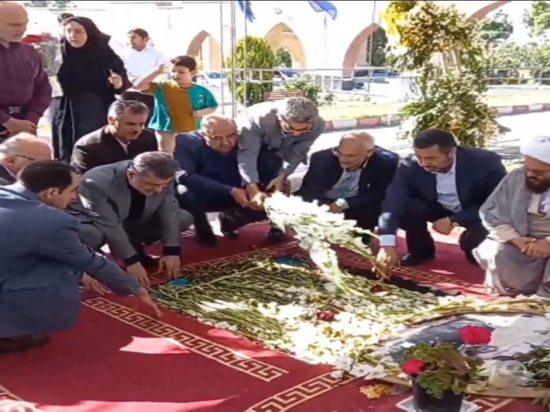 ادای احترام معاون وزیر بهداشت به مقام شامخ استاندار شهید آذربایجان شرقی