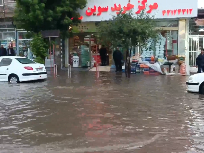بارش شدید باران و جاری شدن سیل در سطح شهر مهربان