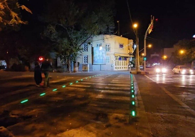 نصب چراغ راهنمایی در کف تقاطع پاستور و ارتش برای تردد ایمن عابرین