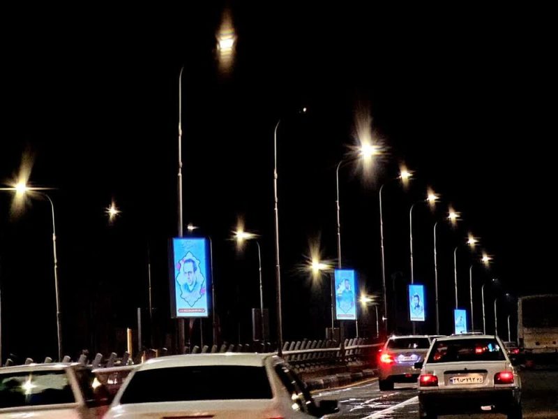 نصب تمثال شهدا در عرشه پل تقاطع غیر همسطح ابوریحان