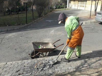 پاکسازی معابر و خیابان های شرق تبریز از بقایای مواد محترقه چهارشنبه آخر سال
