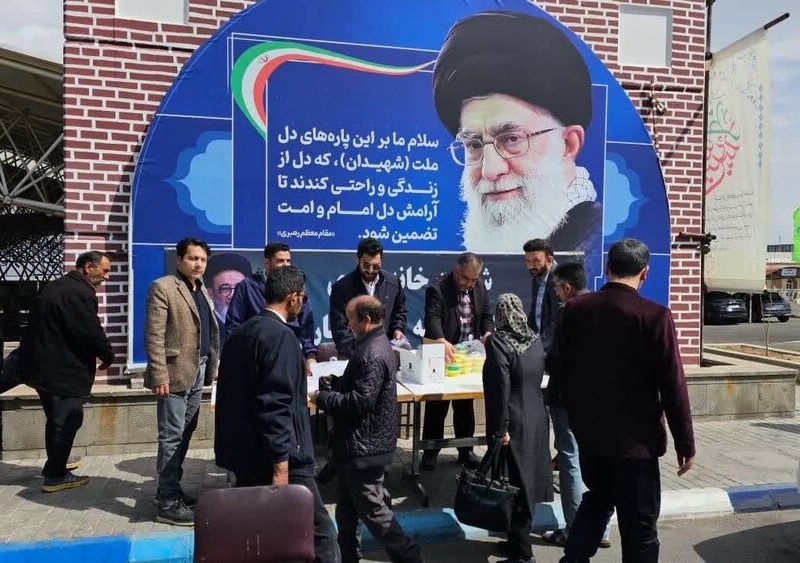 برپایی ایستگاه صلواتی و توزیع نذری در وادی رحمت تبریز به مناسبت عید فطر