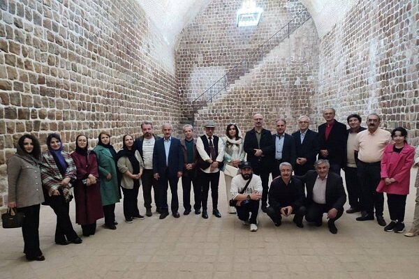 بازدید هنرمندان از موزه مشاغل شهرداری منطقه ۸