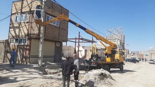 جابجایی ۱۰ عدد تیر چراغ برق درفاز اول مسیر گشایی خیابان شهید سعیدی