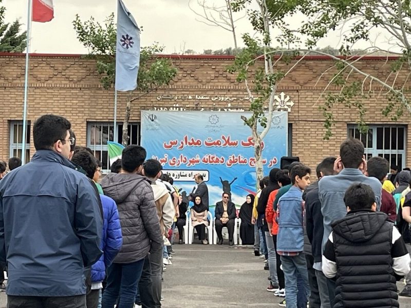 ویژه برنامه گرامیداشت روز معلم در مدرسه شهید مدنی برگزار شد