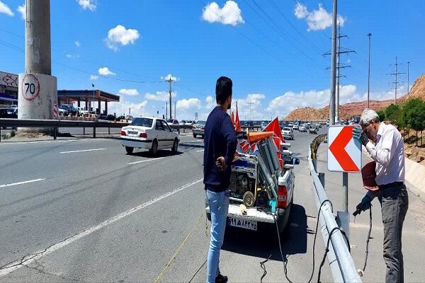 افزایش ایمنی اتوبان پاسداران با نصب تابلوهای حاشیه‌نما
