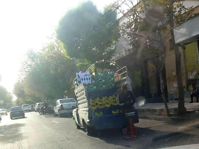 جمع‌آوری ۵۵ خودرو سد معبری و طبق میوه فروش از سطح منطقه ۴