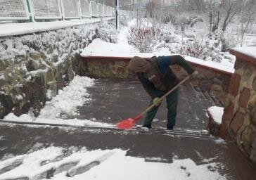 آغاز عملیات گسترده برف‌روبی مکانیزه و دستی در پیاده‌روها و محلات منطقه ۵