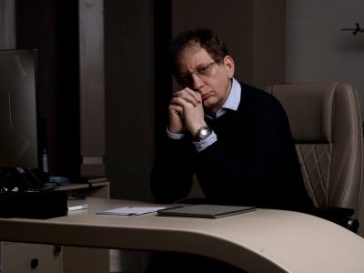 دشمن فقط پول را می‌ بیند