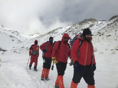 پایان سه ساعت دلهره در برف و یخ؛ معلمان قره‌بولاغ نجات یافتند