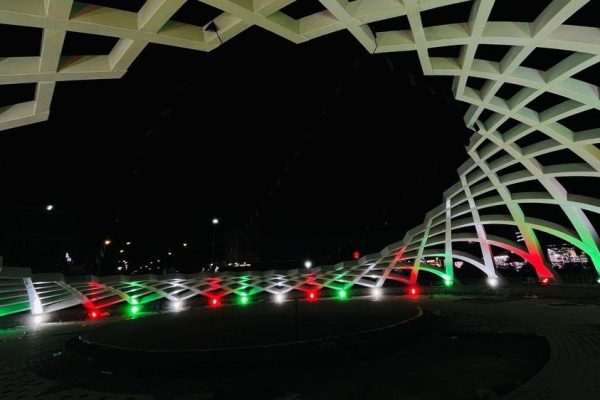 جلوه‌گری پرچم ایران در نورپردازی المان مرکز شهر مرند